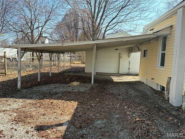 1208 N Madison ST, Litchfield, IL 62056