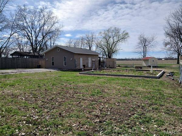 511 S 5th ST, New Douglas, IL 62074