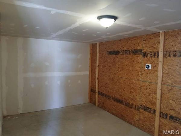 511 S 5th ST, New Douglas, IL 62074