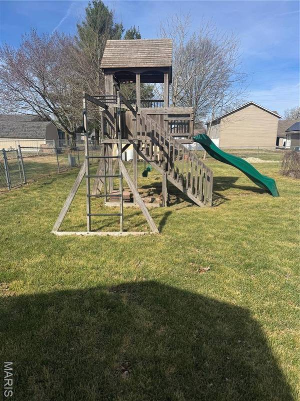 1014 E Mill ST, Staunton, IL 62088