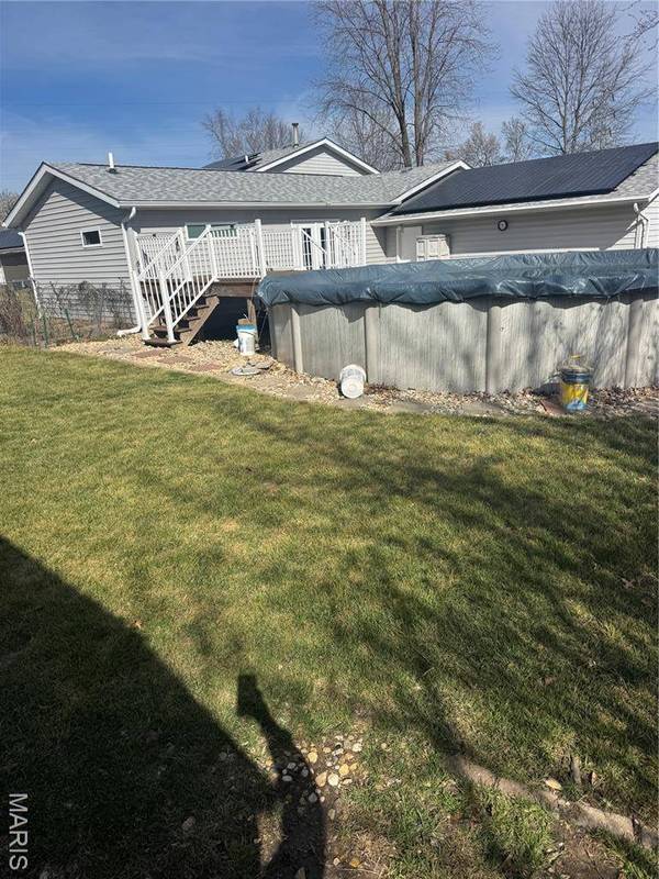 1014 E Mill ST, Staunton, IL 62088