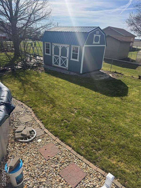 1014 E Mill ST, Staunton, IL 62088