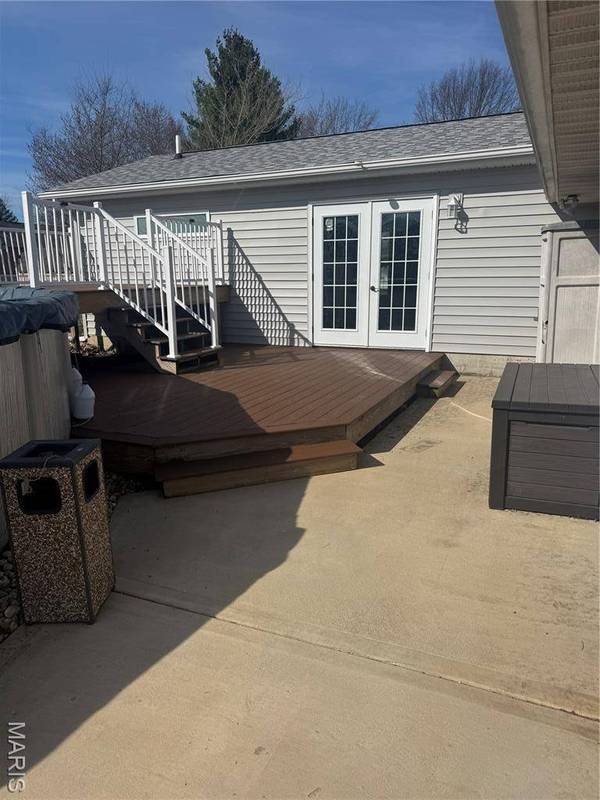 1014 E Mill ST, Staunton, IL 62088