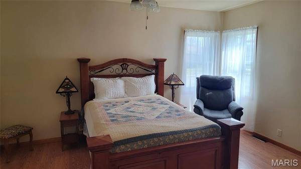 423 Taylor ST, Staunton, IL 62088