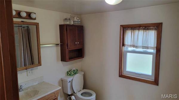 423 Taylor ST, Staunton, IL 62088