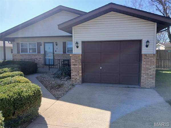 9 N Main ST, Moro, IL 62067