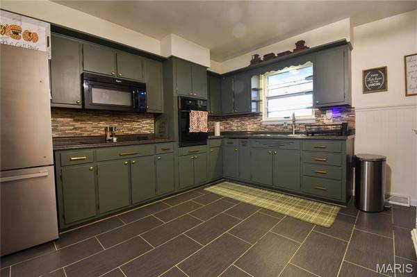 1304 Main ST, Highland, IL 62249
