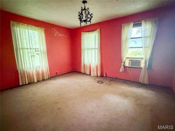 115 Rose LN, Shipman, IL 62685