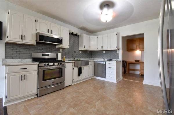 2210 Frey AVE, Hillsboro, IL 62049