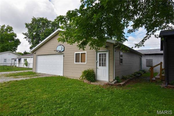 2210 Frey AVE, Hillsboro, IL 62049