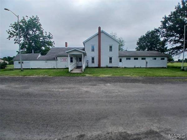 1212 Pineda Ln, Staunton, IL 62088