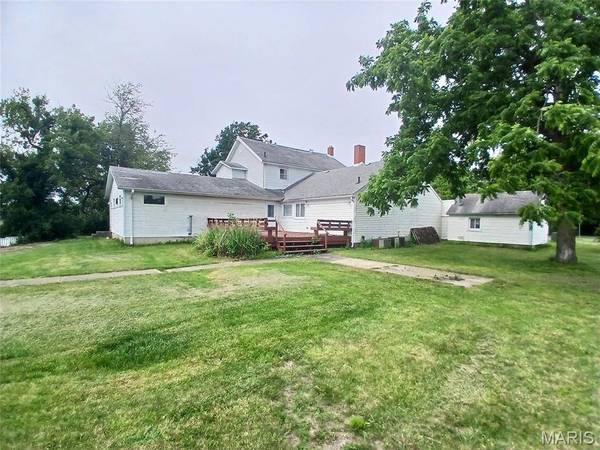 1212 Pineda Ln, Staunton, IL 62088
