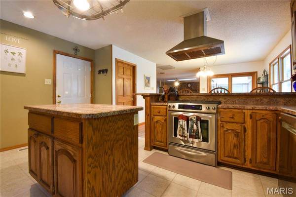 5557 Schuetz LN, Alhambra, IL 62001