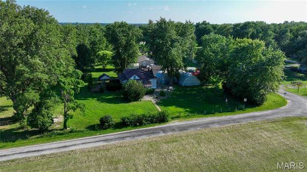 108 E 14th ST, Staunton, IL 62088