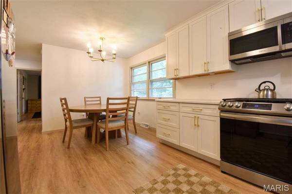1227 W Henry ST, Staunton, IL 62088