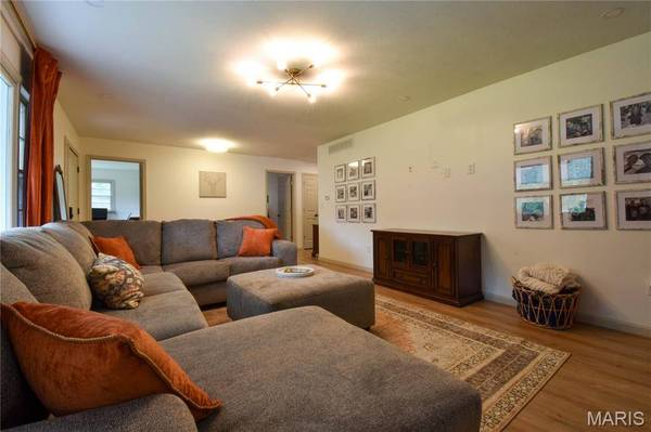 1227 W Henry ST, Staunton, IL 62088