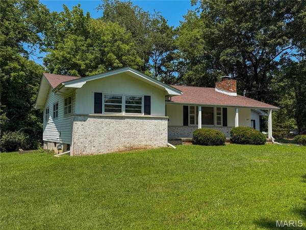 1227 W Henry ST, Staunton, IL 62088