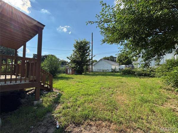 51 W Beach AVE, Wood River, IL 62095