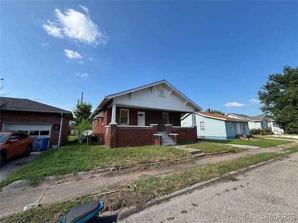 51 W Beach AVE, Wood River, IL 62095