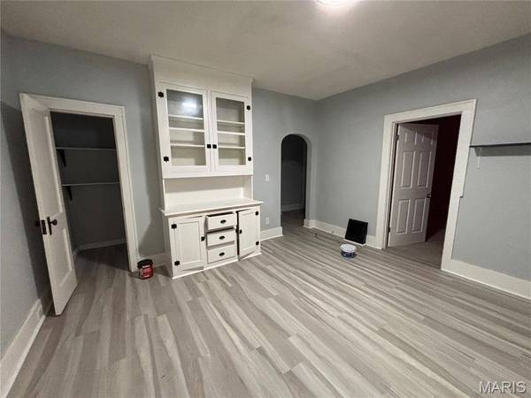 51 W Beach AVE, Wood River, IL 62095