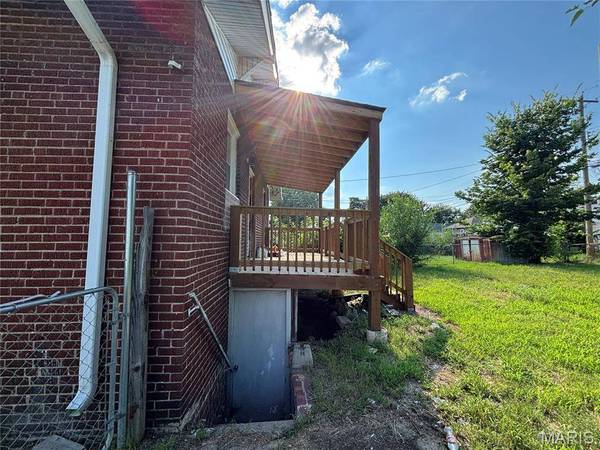 51 W Beach AVE, Wood River, IL 62095
