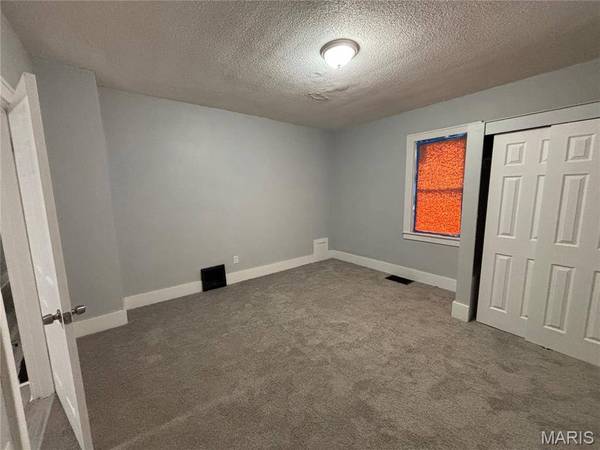 51 W Beach AVE, Wood River, IL 62095