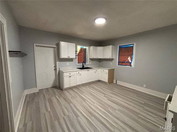 51 W Beach AVE, Wood River, IL 62095