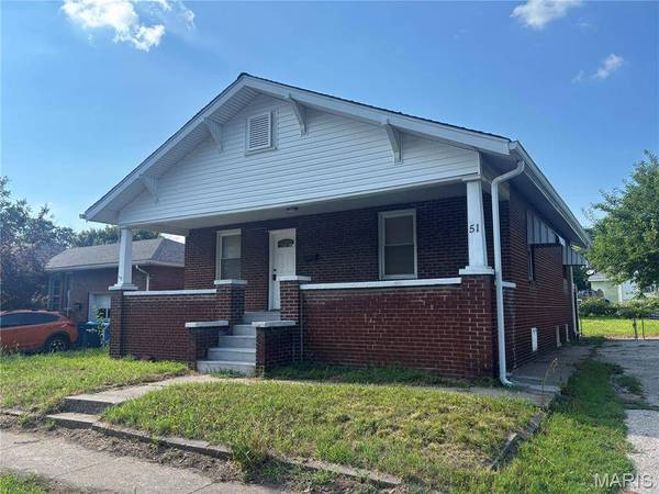 51 W Beach AVE, Wood River, IL 62095