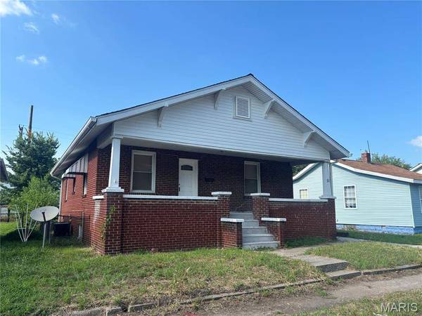 51 W Beach AVE, Wood River, IL 62095