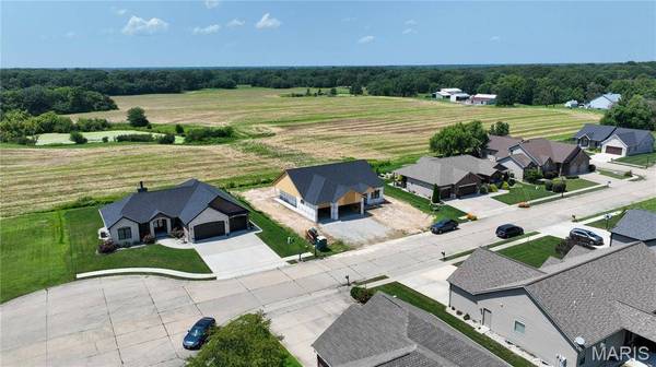 365 Golden Eye Ct, Staunton, IL 62088