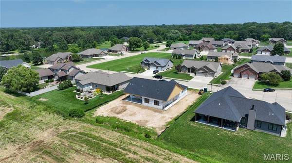 365 Golden Eye Ct, Staunton, IL 62088