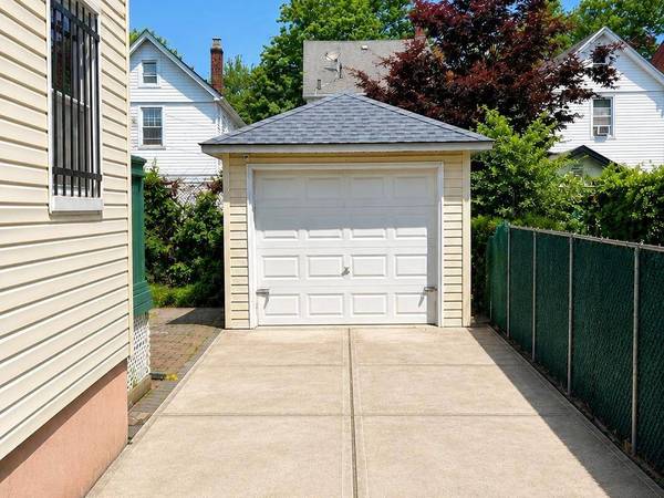 172-39 83rd AVE, Jamaica, NY 11432