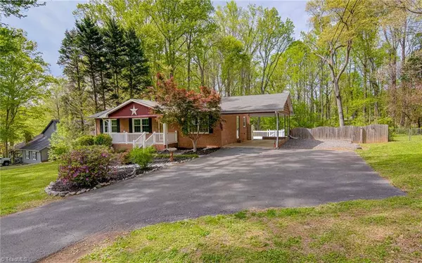 2305 Amelia RD, Pfafftown, NC 27040