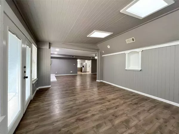 2000 Pecandale Drive, Arlington, TX 76013