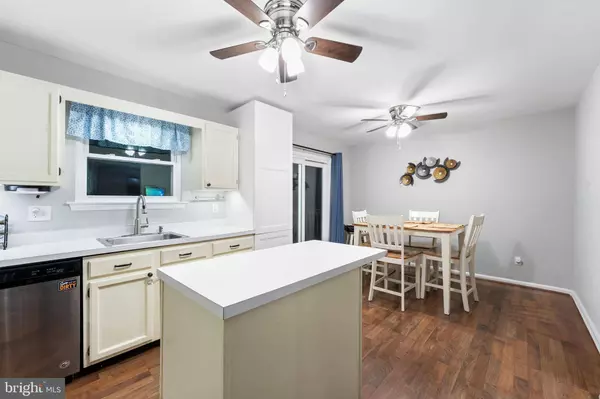 28 WOODCREST CT, Newark, DE 19702