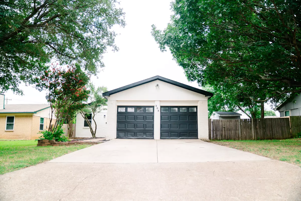 Burleson, TX 76028-6235,808 Hollow Creek Rd