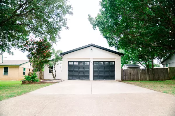 808 Hollow Creek Rd, Burleson, TX 76028-6235