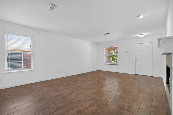 4008 Mantis St, Fort Worth, TX 76106-3277