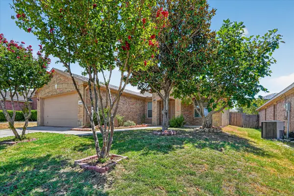 4008 Mantis St, Fort Worth, TX 76106-3277