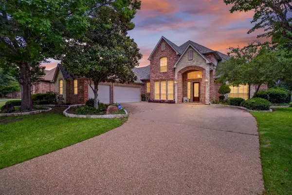 865 Thomas Crossing Dr, Burleson, TX 76028-3207