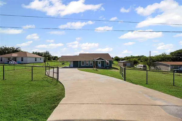 9209 Giant Drive, Joshua, TX 76058