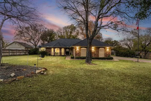 112 Saddle Hills Road, Burleson, TX 76028