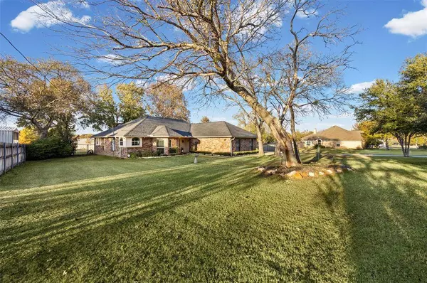 112 Saddle Hills Road, Burleson, TX 76028