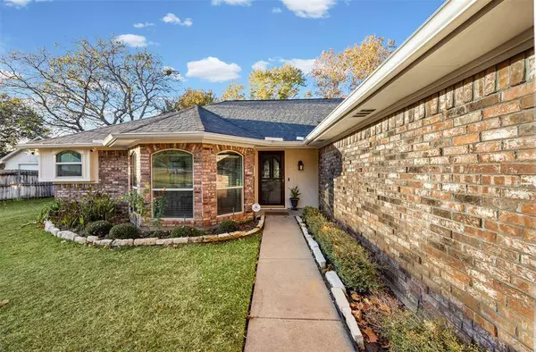 112 Saddle Hills Road, Burleson, TX 76028