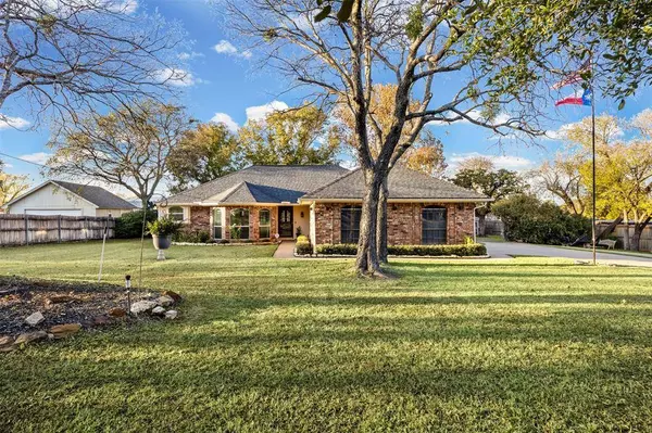112 Saddle Hills Road, Burleson, TX 76028