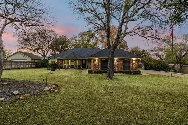 112 Saddle Hills Road, Burleson, TX 76028