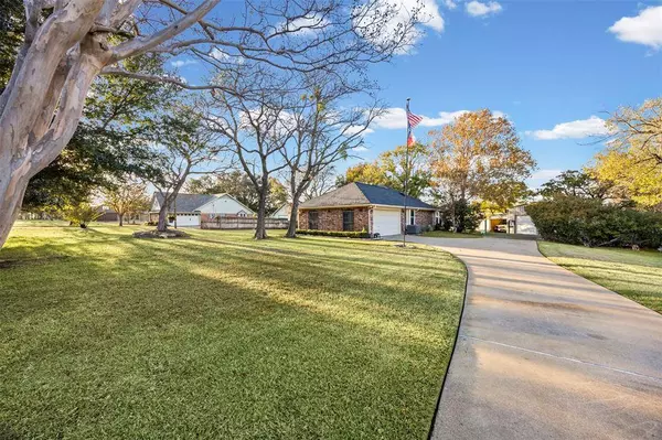 112 Saddle Hills Road, Burleson, TX 76028
