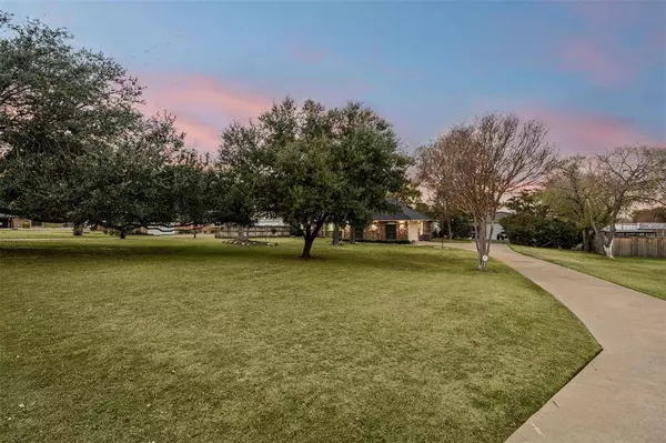 112 Saddle Hills Road, Burleson, TX 76028