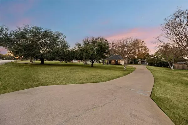112 Saddle Hills Road, Burleson, TX 76028