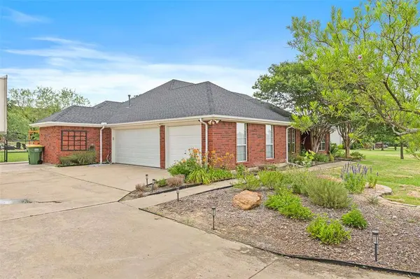 3909 Timbercrest Drive E, Burleson, TX 76028